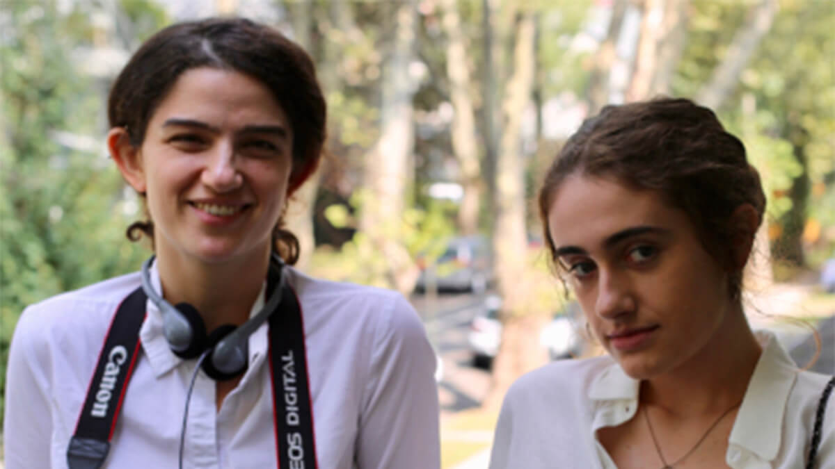 Shiva Baby, Emma Seligman ci spiega come ha parlato di bisessualità nel suo film - Emma Seligman regista di Shiva Baby con Rachel Sennott - Gay.it