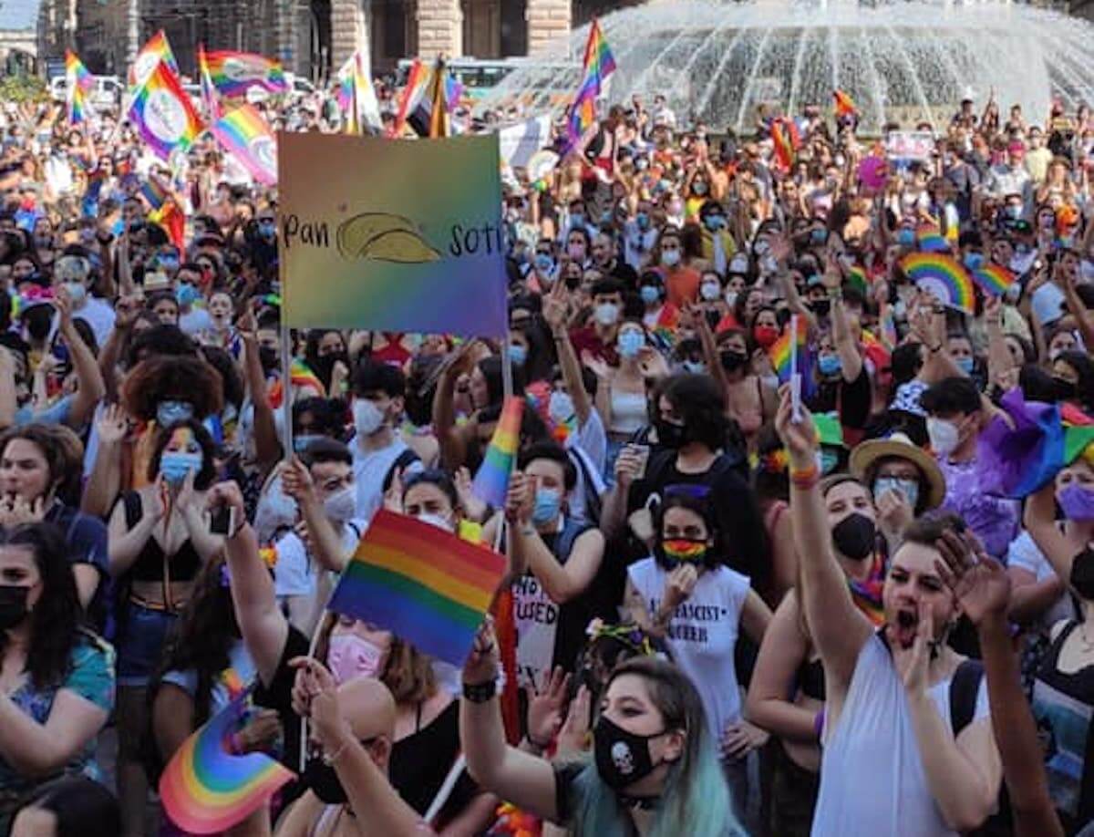 Onda Pride 2021 al via, 10.000 persone in piazza tra Genova e Bergamo