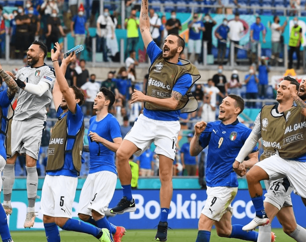 Pavidi azzurri contro il razzismo, guardate e imparate dai tedeschi a tinte rainbow per dire basta all’omofobia