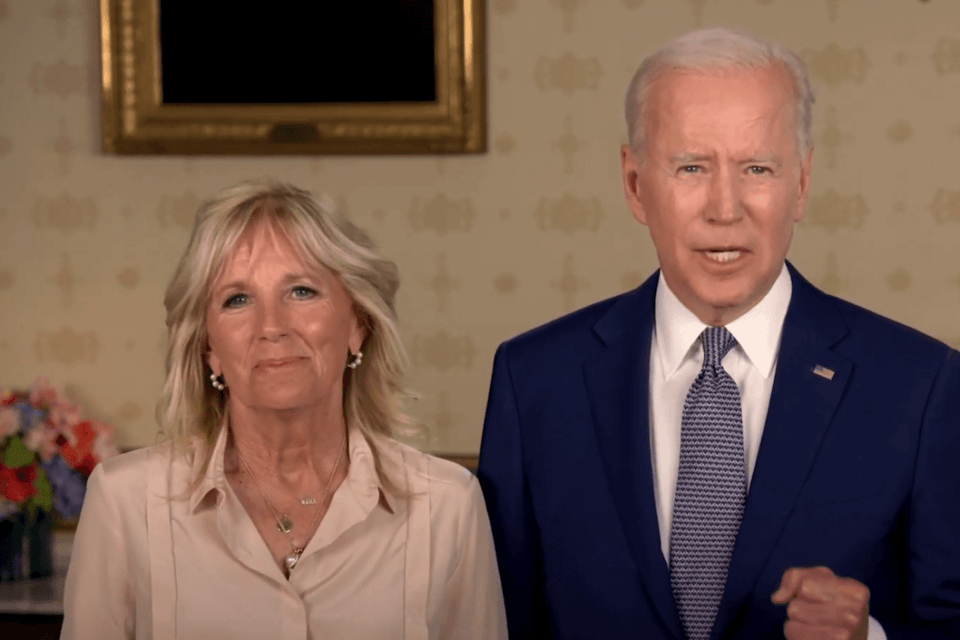 Joe e Jill Biden celebrano il Pride Month: “Onoriamo il coraggio e l’amore LGBT” – il video dalla Casa Bianca