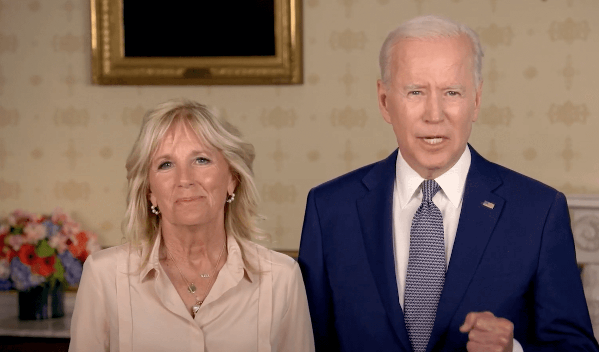 Joe e Jill Biden celebrano il Pride Month: “Onoriamo il coraggio e l’amore LGBT” – il video dalla Casa Bianca