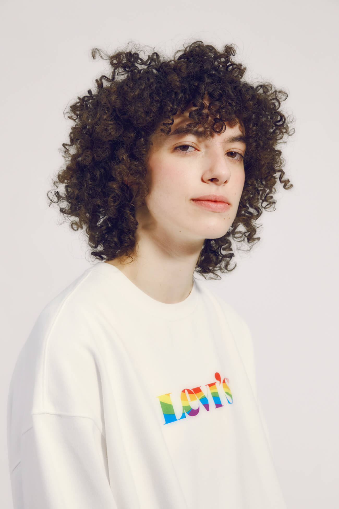 LEVIS_Pride_202121_H1_Pride_U_111_Relaxed-Graphic-Crew_0073_RGB