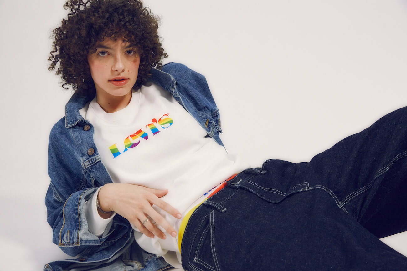 LEVIS_Pride_202121_H1_Pride_U_111_Relaxed-Graphic-Crew_0183_RGB