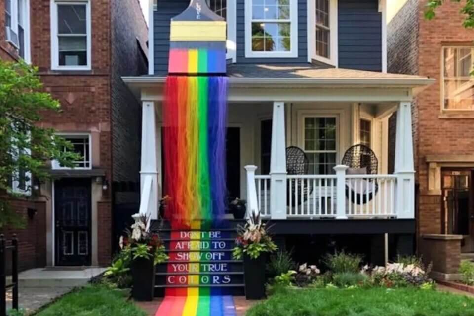 La casa a tema Pride di una coppia gay di Chicago entusiasma il quartiere (e il web)