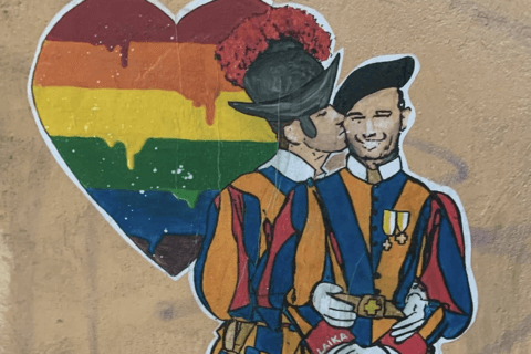 Roma, bacio rainbow tra due guardie svizzere su un muro con vista sul Vaticano - foto - Laika PRIDE Roma - Gay.it