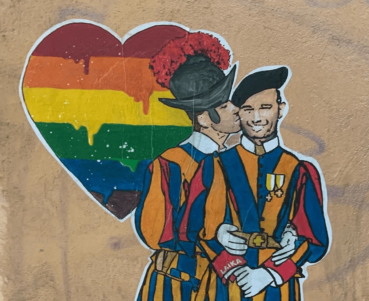 Roma, bacio rainbow tra due guardie svizzere su un muro con vista sul Vaticano – foto