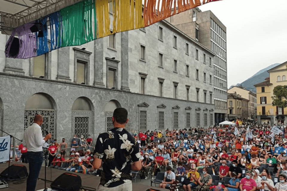 Lecco, anche il sindaco al primo storico Pride: "I diritti vanno difesi e promossi, orgoglioso di questa piazza" - Lecco Pride - Gay.it