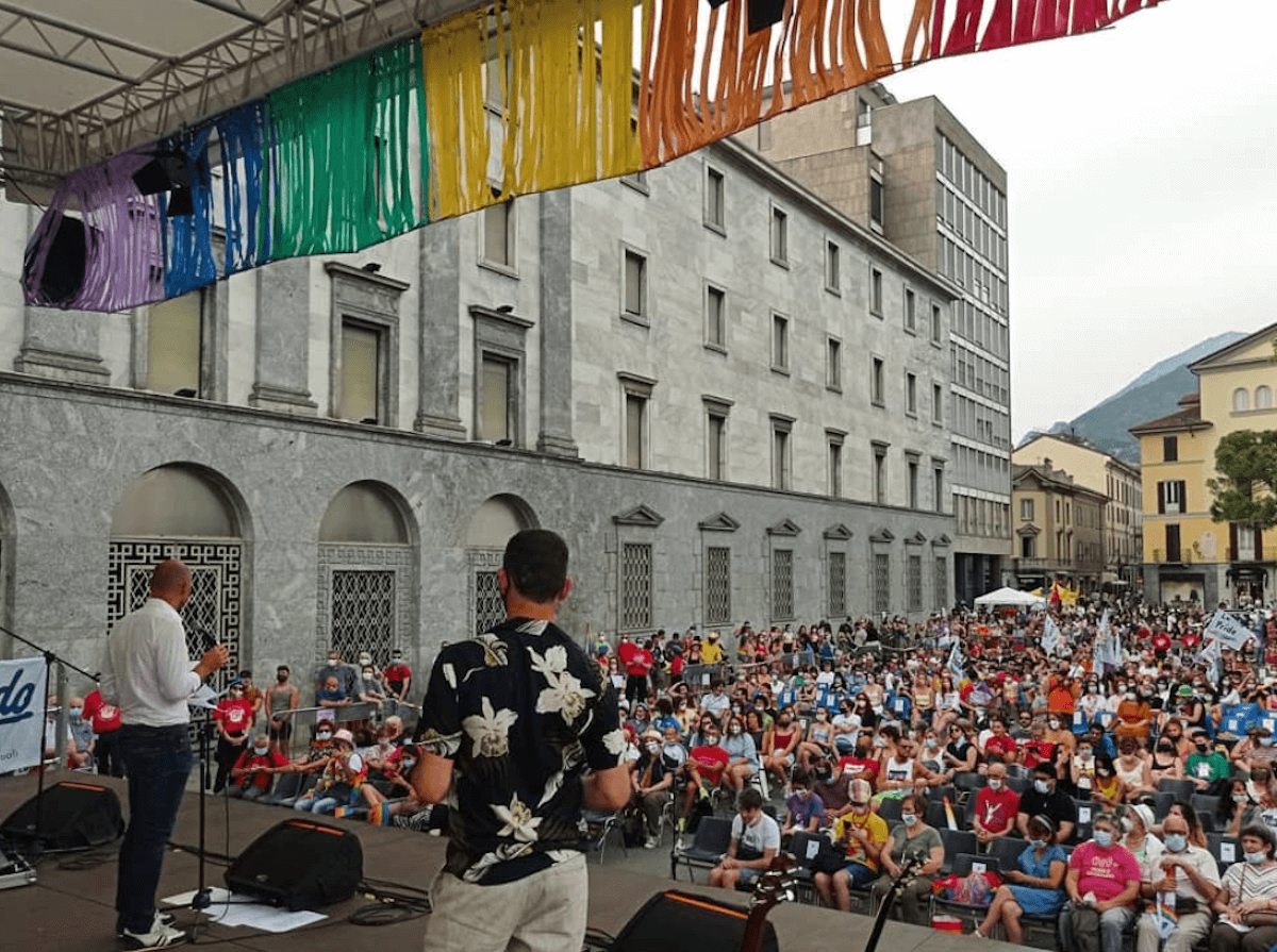 Lecco, anche il sindaco al primo storico Pride: “I diritti vanno difesi e promossi, orgoglioso di questa piazza”