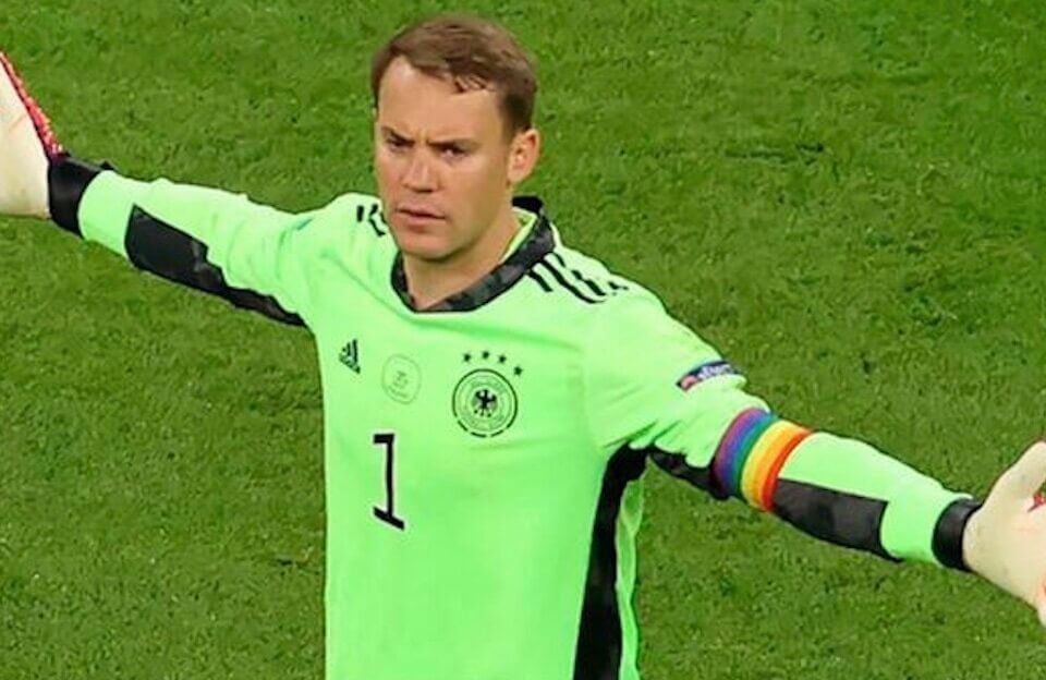 Euro 2020, Manuel Neuer in campo con la fascia arcobaleno per dire basta all'omotransfobia - Manuel Neuer rainbow - Gay.it