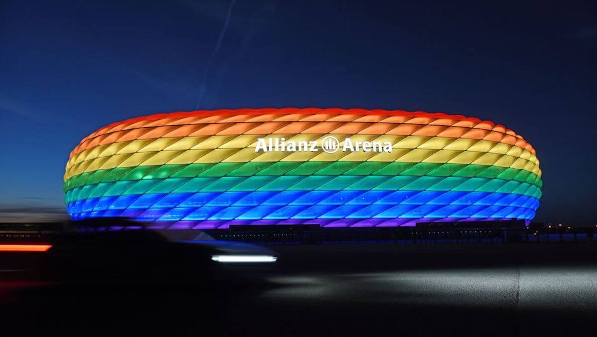 Euro 2020, precisazione UEFA: “L’arcobaleno non è simbolo politico, ok bandiere rainbow negli stadi”