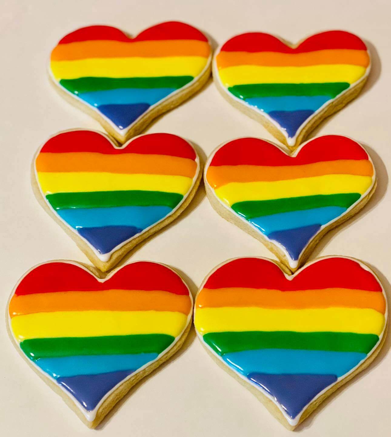 Pasticceria sforna cuori arcobaleno: dopo gli insulti omofobi arriva un'ondata di clienti - Pasticceria travolta dai clienti dopo gli insulti omofobi per aver realizzato cuori arcobaleno 2 - Gay.it