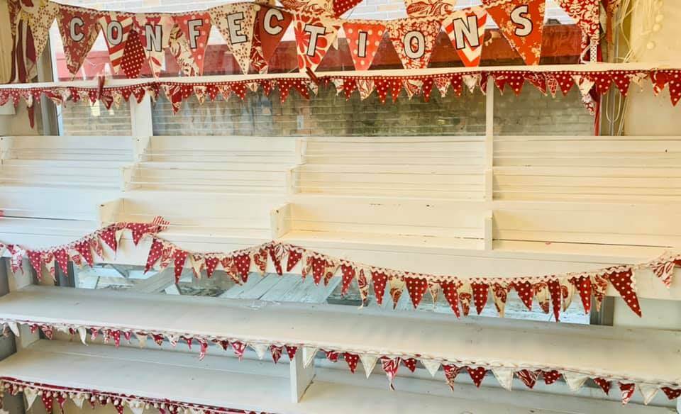Pasticceria sforna cuori arcobaleno: dopo gli insulti omofobi arriva un'ondata di clienti - Pasticceria travolta dai clienti dopo gli insulti omofobi per aver realizzato cuori arcobaleno 3 - Gay.it