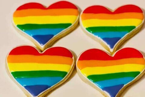 Pasticceria sforna cuori arcobaleno: dopo gli insulti omofobi arriva un'ondata di clienti - Pasticceria travolta dai clienti dopo gli insulti omofobi per aver realizzato cuori arcobaleno - Gay.it