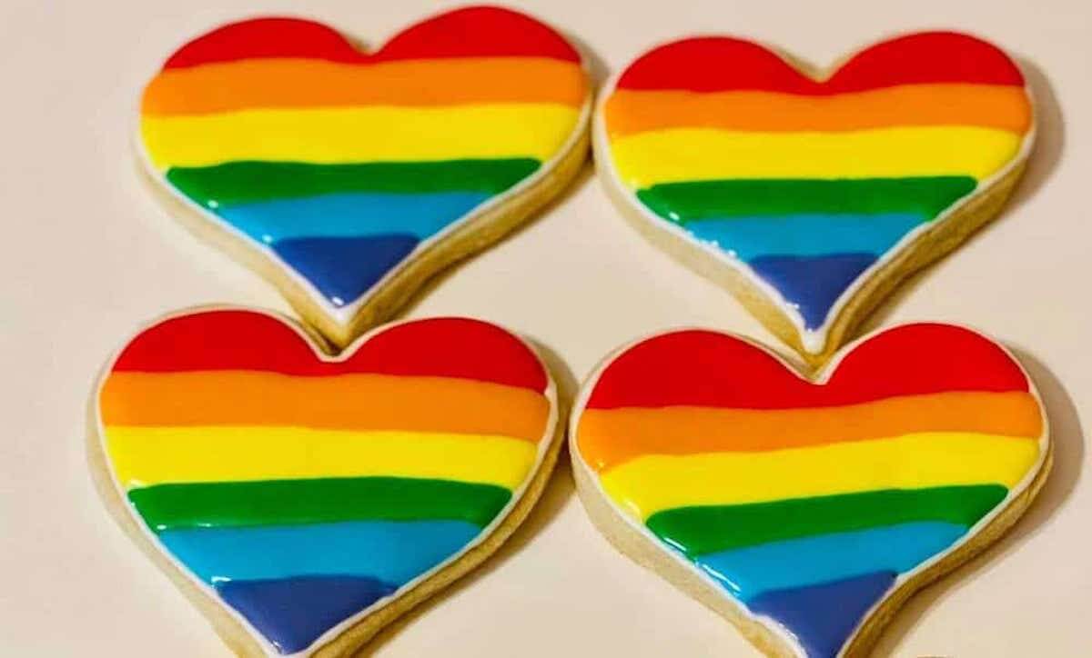Pasticceria sforna cuori arcobaleno: dopo gli insulti omofobi arriva un’ondata di clienti