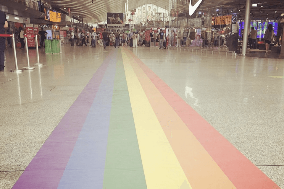 Roma Termini diventa arcobaleno grazie a Netflix: "Più storie più Pride, questo è troppo poco" - VIDEO - Roma Termini diventa rainbow grazie a Netflix - Gay.it
