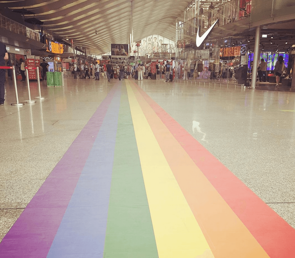 Roma Termini diventa arcobaleno grazie a Netflix:  “Più storie più Pride, questo è troppo poco” – VIDEO