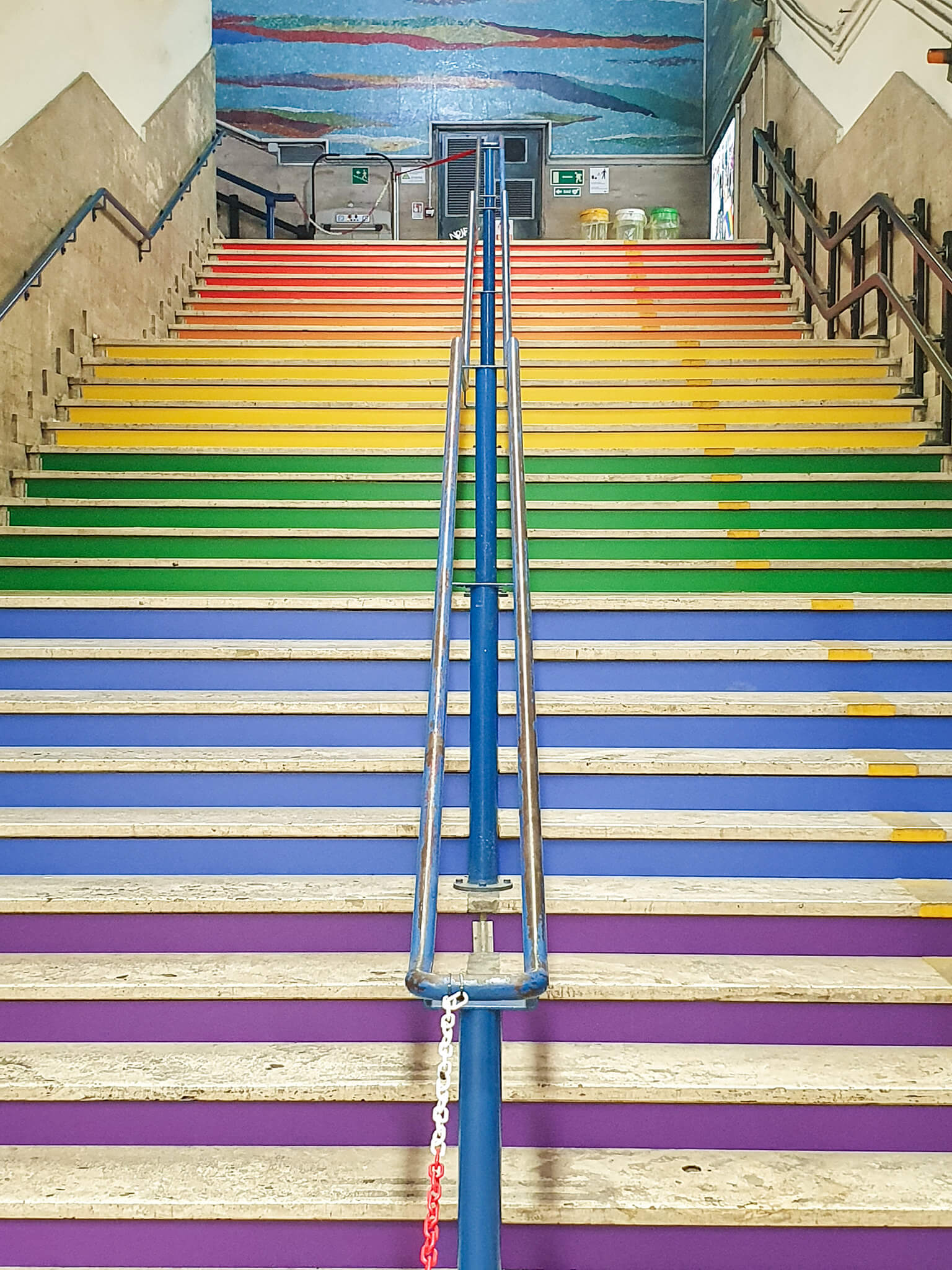 Roma, la metro Colosseo si tinge d'arcobaleno per celebrare il Pride - Roma la metro Colosseo si tinge darcobaleno per celebrare il Pride 2 - Gay.it