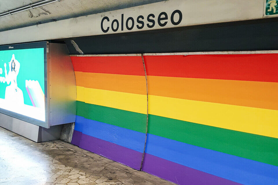 Roma, la metro Colosseo si tinge d'arcobaleno per celebrare il Pride - Roma la metro Colosseo si tinge darcobaleno per celebrare il Pride 3 - Gay.it