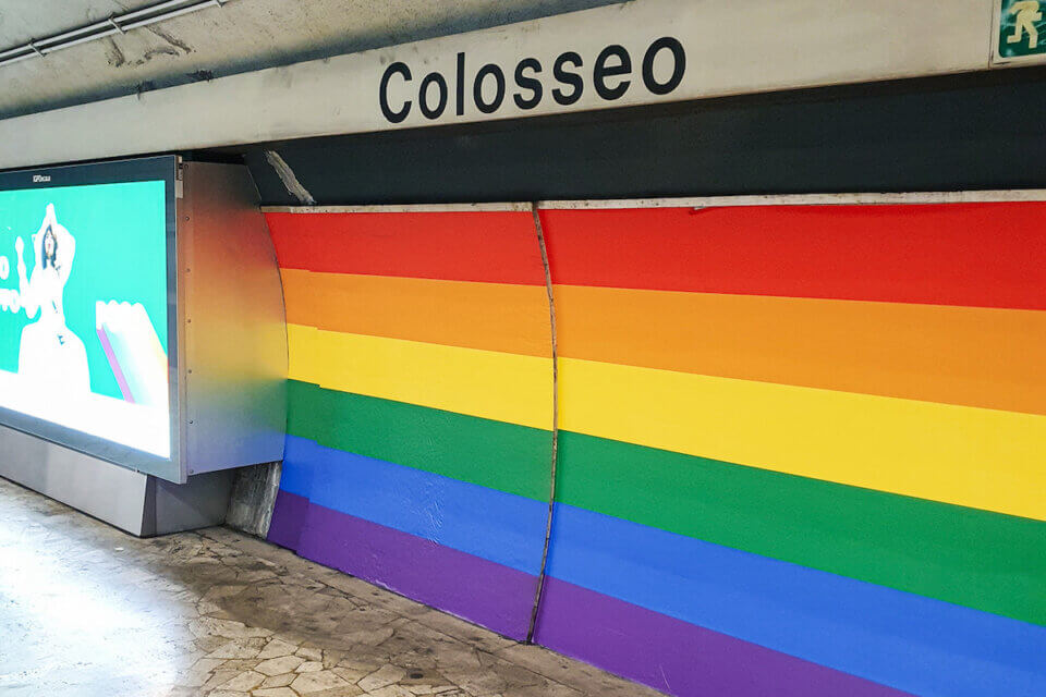 Roma, la metro Colosseo si tinge d’arcobaleno per celebrare il Pride