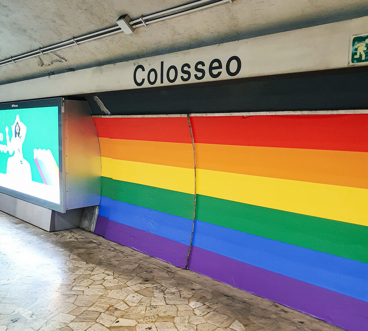 Roma, la metro Colosseo si tinge d’arcobaleno per celebrare il Pride
