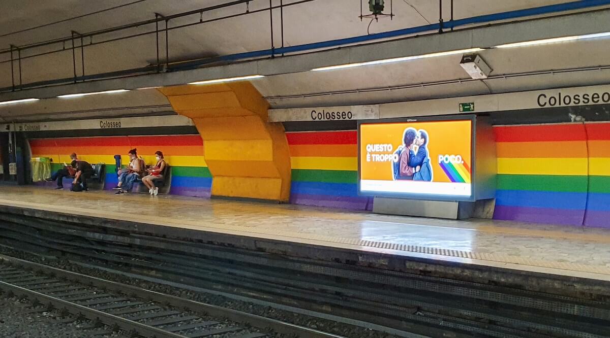 Roma, la metro Colosseo si tinge d'arcobaleno per celebrare il Pride - Roma la metro Colosseo si tinge darcobaleno per celebrare il Pride - Gay.it