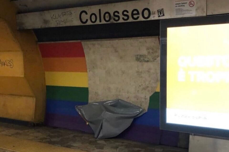 Metro B: vandalizzata l'installazione arcobaleno della fermata Colosseo