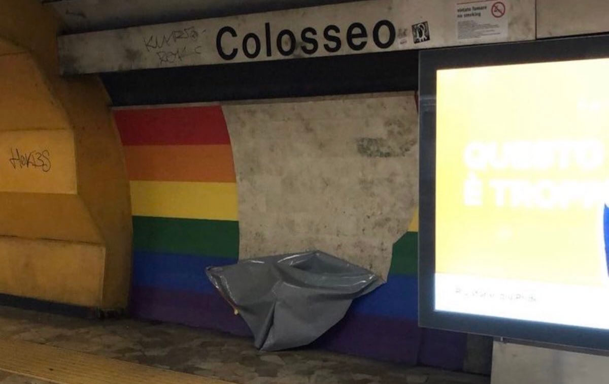 Roma, vandalizzata a tempo di record la metro arcobaleno del Colosseo