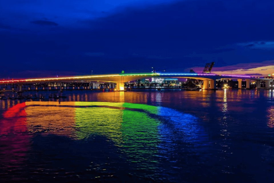 Un ponte arcobaleno per celebrare il Pride Month