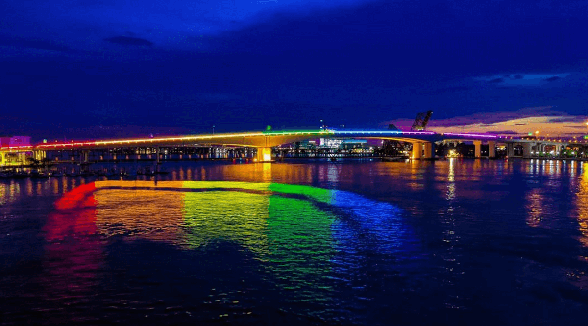 Un ponte arcobaleno per celebrare il Pride Month