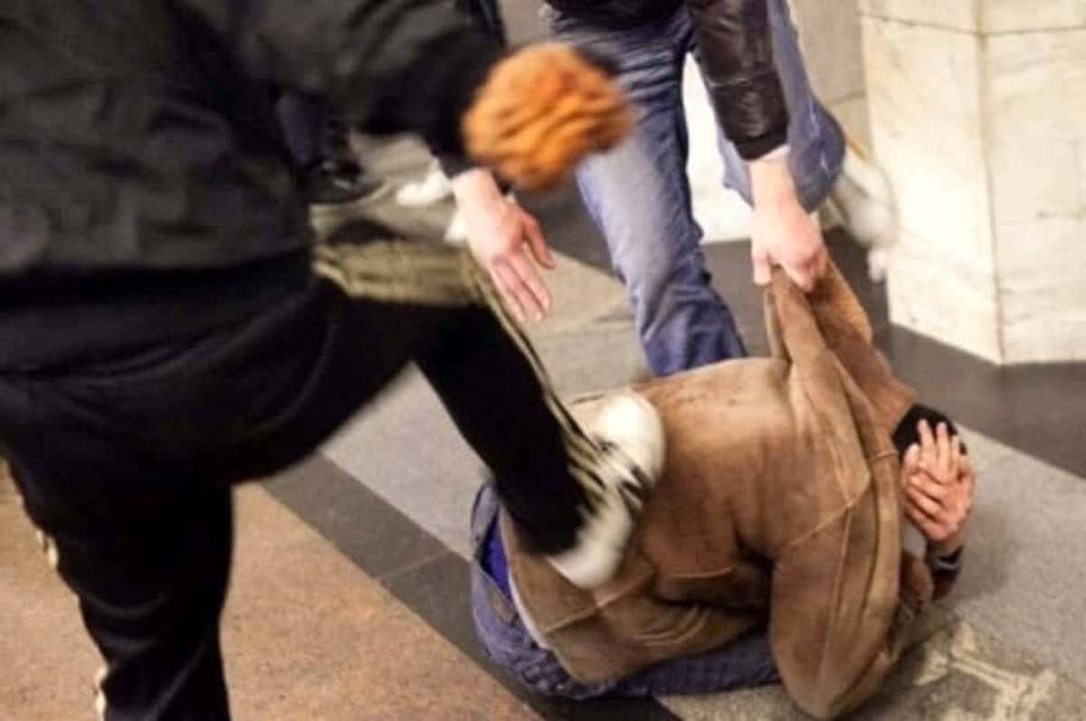 Padova, ragazzi etero presi a pugni e ricoperti di insulti omofobi perché scambiati per una coppia gay