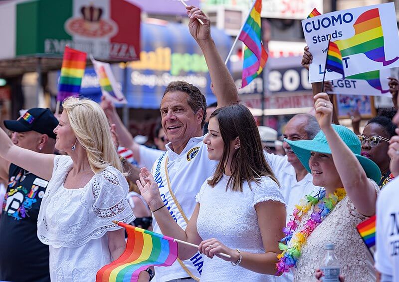 Perché è importante la sfida per il sindaco di New York tra Mamdani e Cuomo: liberali e progressisti contro il buio reazionario dei Maga di Trump - andrew cuomo pride wikimedia - Gay.it
