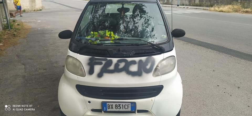 Catanzaro, omofobi vandalizzano l'auto di un attivista LGBT+ con la scritta 'fr*cio' - catanzaro 1 - Gay.it