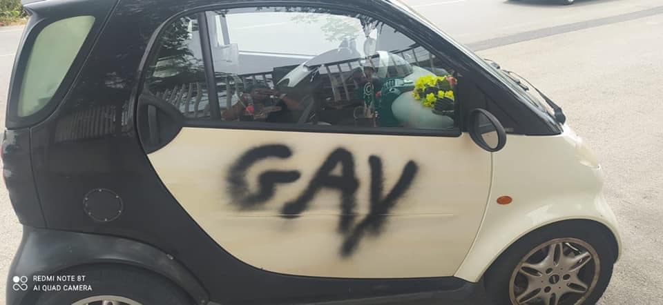 Catanzaro, omofobi vandalizzano l'auto di un attivista LGBT+ con la scritta 'fr*cio' - catanzaro - Gay.it