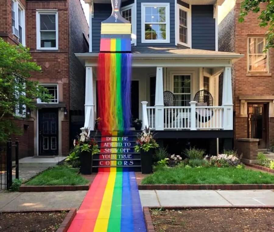 La casa a tema Pride di una coppia gay di Chicago entusiasma il quartiere (e il web) - chicago house fundraiser 670x567 2 - Gay.it