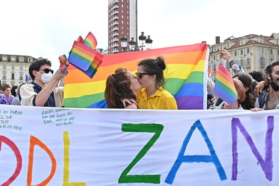 DDL Zan. Migliaia di bandiere arcobaleno riempiono piazza Castello a Torino