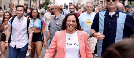 La Vice Presidente degli USA Kamala Harris sfila al Pride di Washington