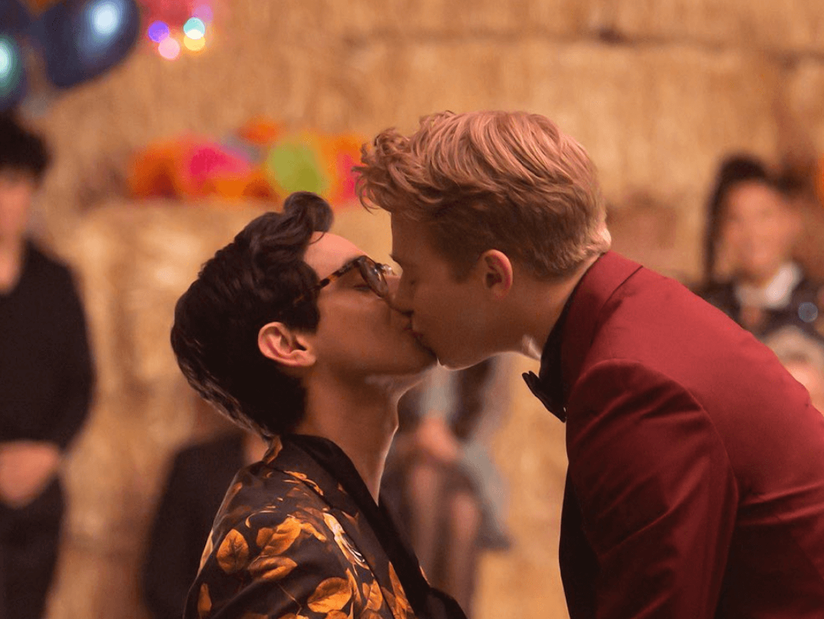 High School Musical, la serie: la puntata che celebra l’amore LGBT fa impazzire i social – video e foto