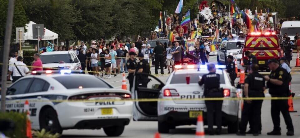 Attentato terroristico durante Pride: camion contro la folla durante la parata