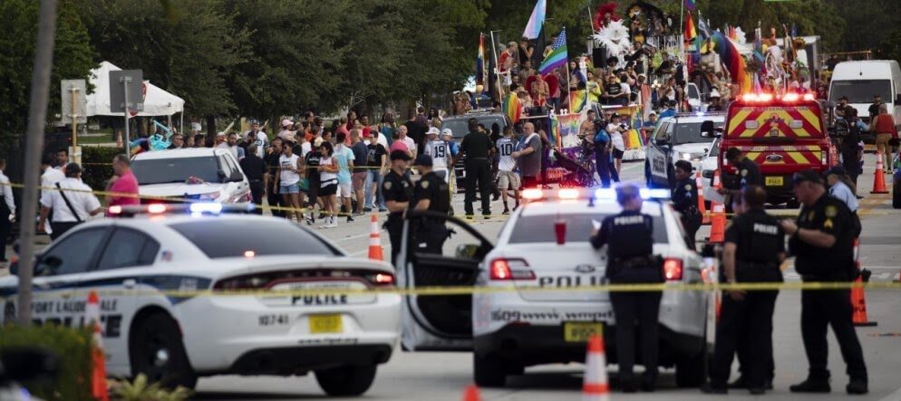 Attentato terroristico durante Pride: camion contro la folla durante la parata