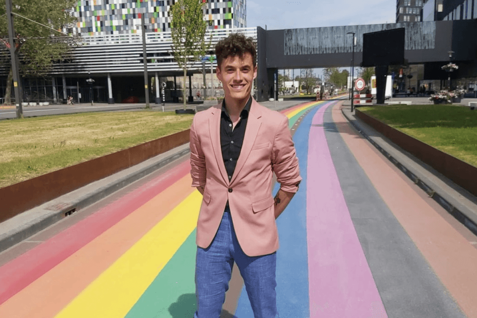 Olanda, inaugurata la pista ciclabile arcobaleno più lunga al mondo – VIDEO
