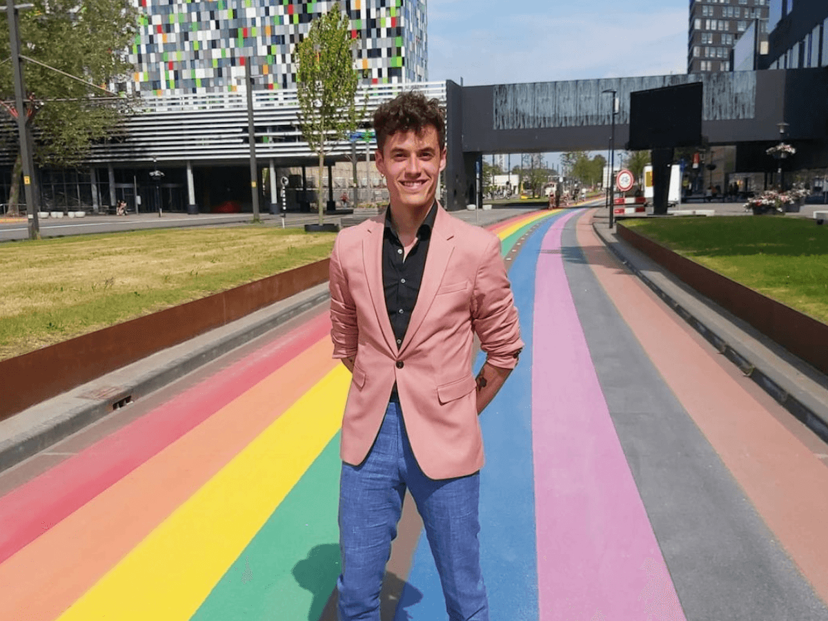 Olanda, inaugurata la pista ciclabile arcobaleno più lunga al mondo – VIDEO