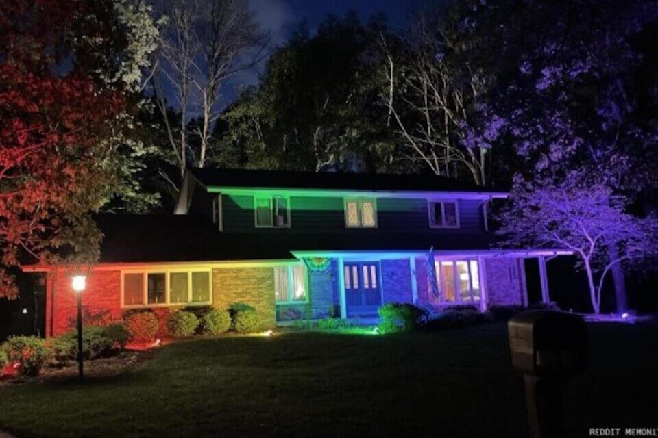 Gli vietano di issare la bandiera rainbow e lui illumina la casa d’arcobaleno