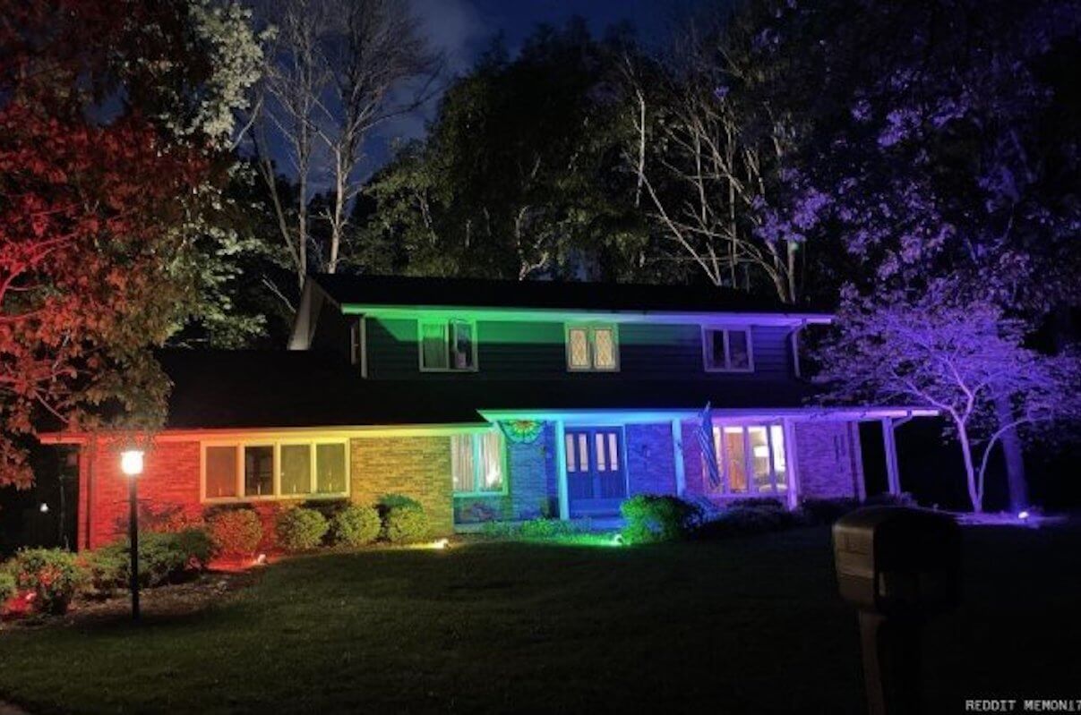 Gli vietano di issare la bandiera rainbow e lui illumina la casa d’arcobaleno