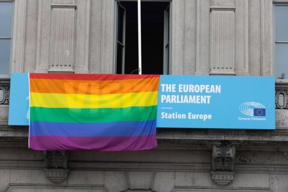 Il Parlamento Europeo espone la bandiera rainbow: “Diversità, solidarietà e rispetto al centro dell’Unione”