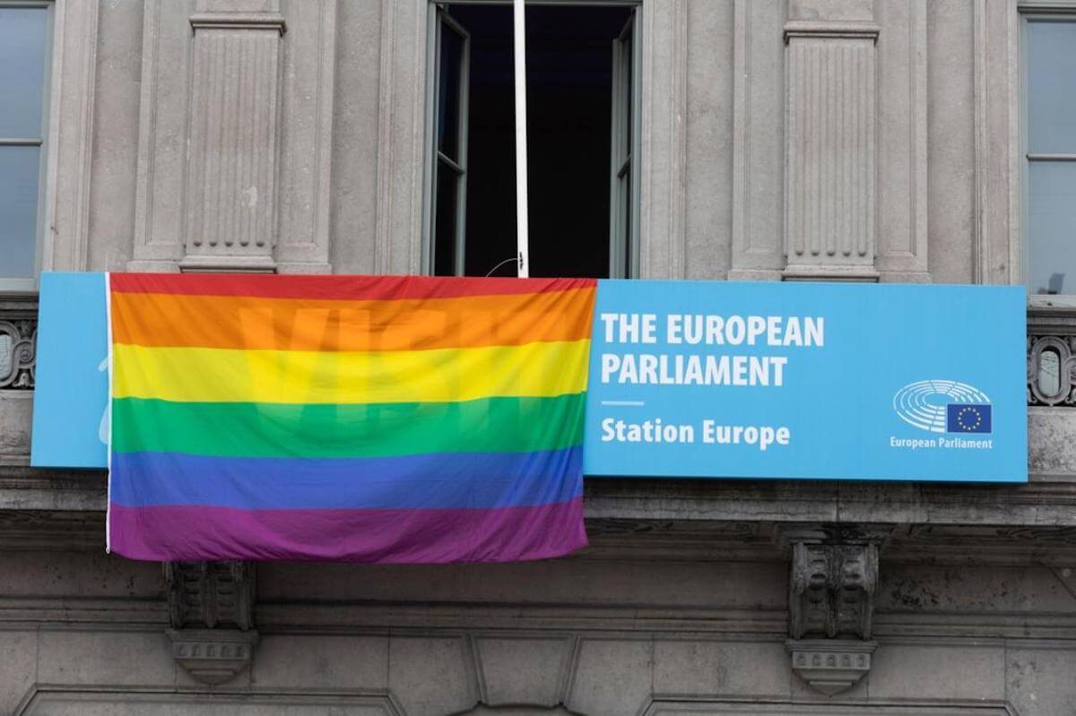 Il Parlamento Europeo espone la bandiera rainbow: “Diversità, solidarietà e rispetto al centro dell’Unione”