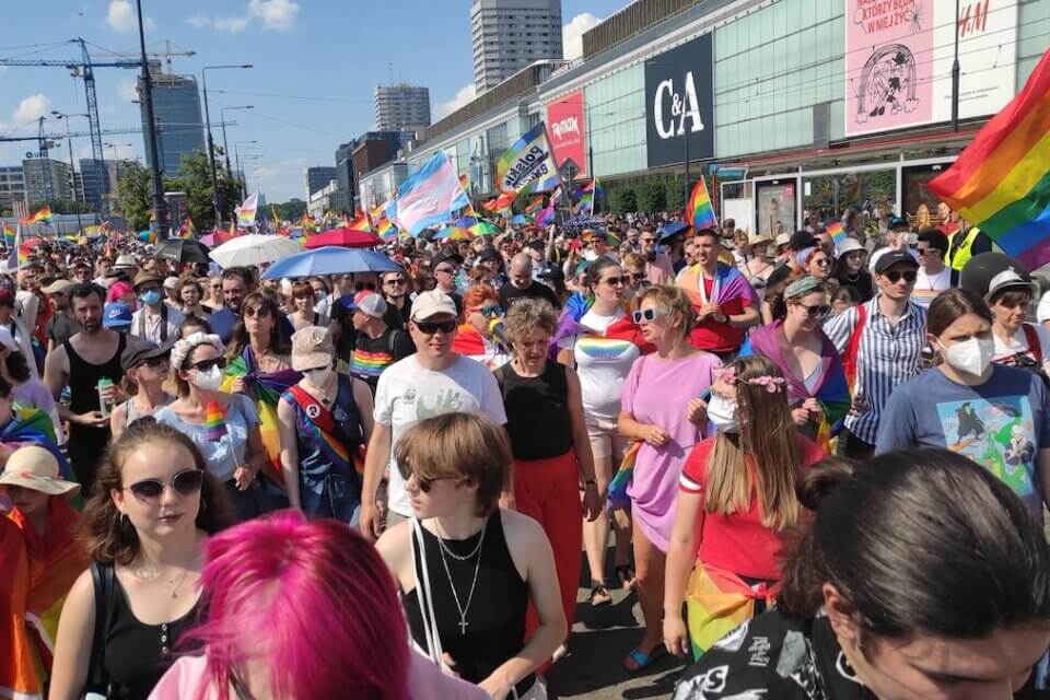 Polonia, in migliaia al Pride di Varsavia: "siamo più forti dell'omofobia di Duda" - VIDEO e foto - varsavia pride cover - Gay.it