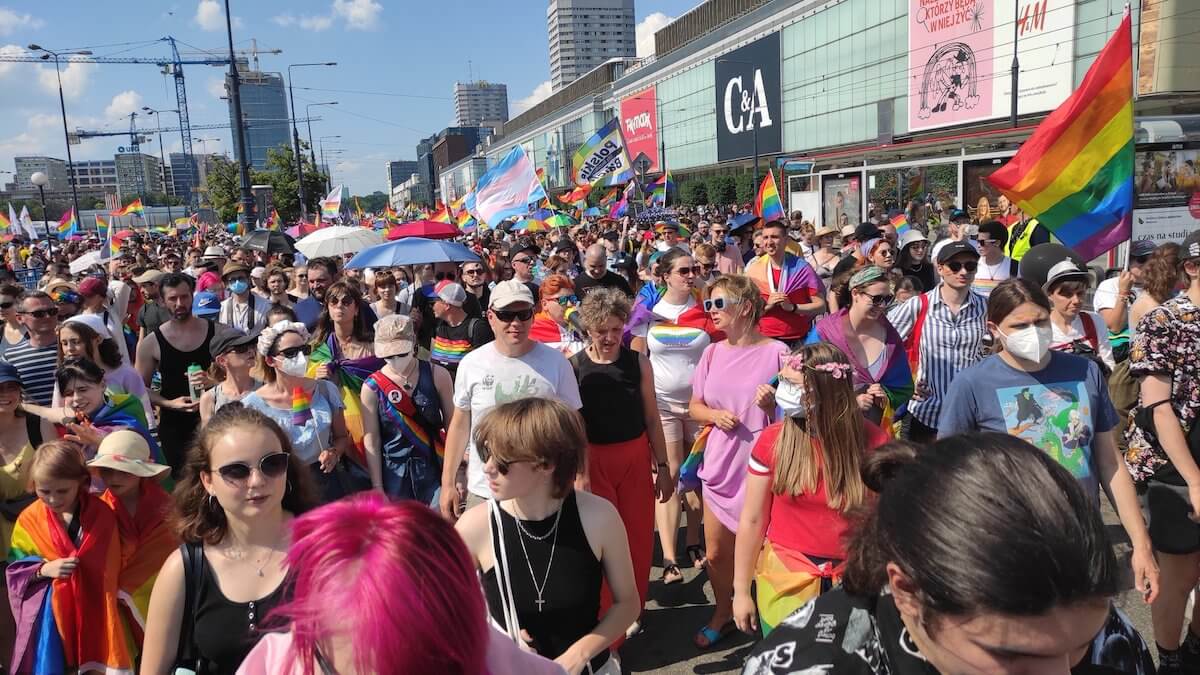 Polonia, in migliaia al Pride di Varsavia: “siamo più forti dell’omofobia di Duda” – VIDEO e foto