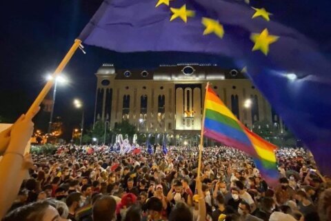 Georgia, dopo le violenze omofobe migliaia di persone davanti il parlamento in difesa del Tbilisi Pride - VIDEO - Georgia dopo le violenze omofobe migliaia di persone in piazza in difesa del Tbilisi Pride - Gay.it