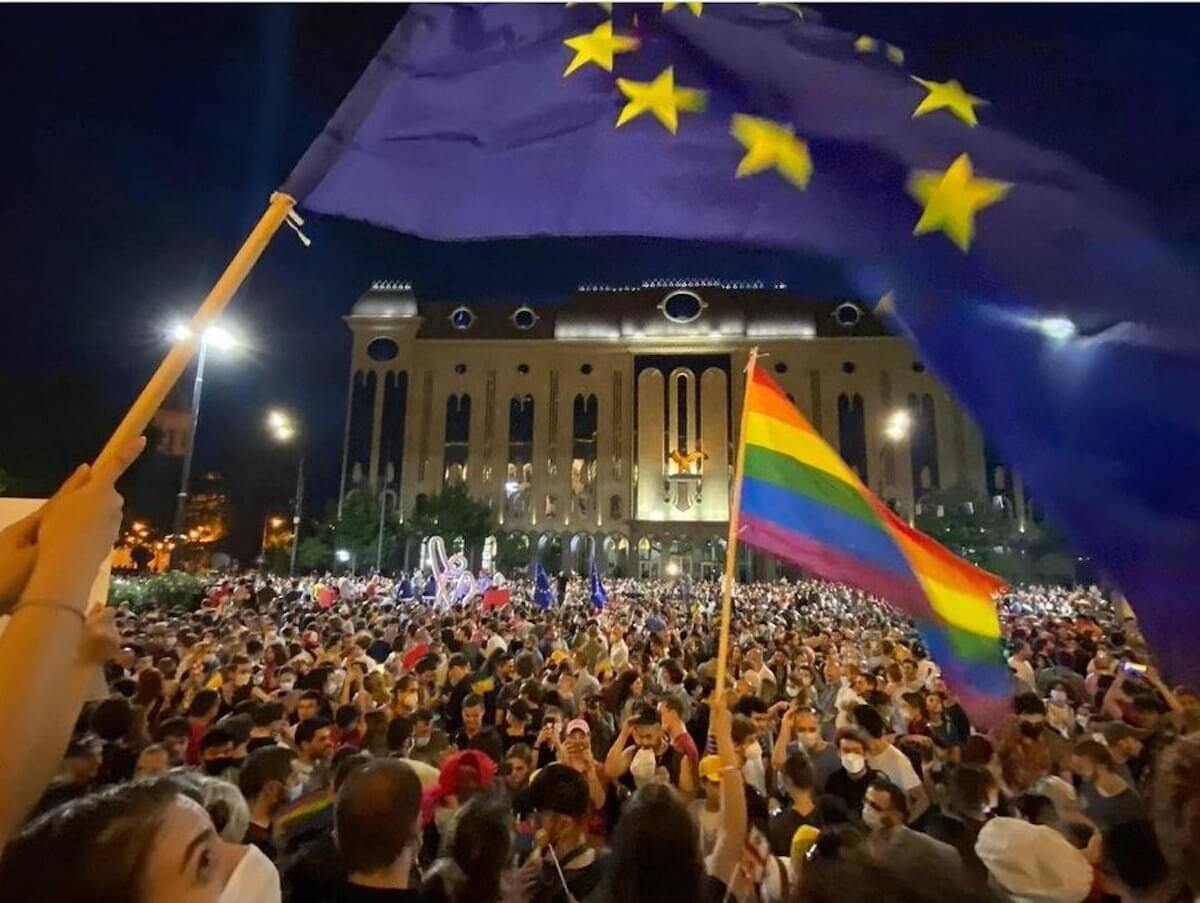 Georgia, dopo le violenze omofobe migliaia di persone davanti il parlamento in difesa del Tbilisi Pride  – VIDEO