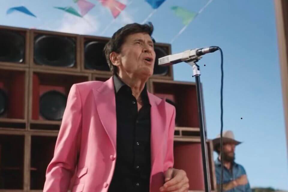 Gianni Morandi vestito di rosa ed è polemica: “Sponsorizza il DDL Zan?” – la replica è impeccabile